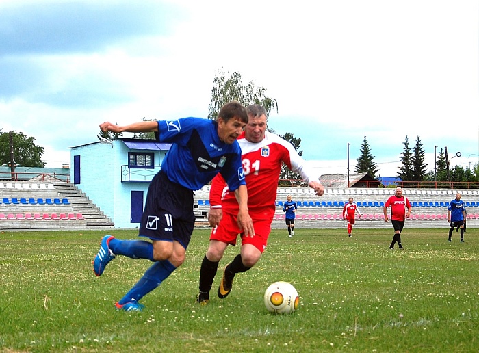 Гол известного игрока Эдуарда Загуменного принёс победу «Геологу» в чемпионате Тюменской области по футболу среди ветеранов