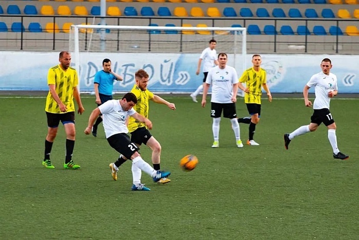 Голы Сергея Кошелева и Дмитрия Зарвы обеспечили «Сибинтелу» победу в матче открытого чемпионата Тюмени по футболу