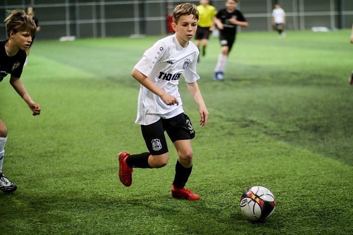 Футбольные команды из Тюмени и Челябинска громят соперников в Перми