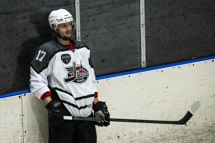 Нападающий хоккейного клуба «Рубин» Денис Дюрягин: «Пока тяжеловато, потому что нагрузки на тренировках получаем приличные»