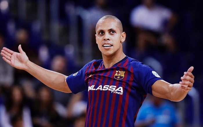 Президент мини-футбольного клуба «Тюмень» Александр Попов: «Феррао подписал предварительный контракт с казахстанским «Семеем», там ему будут платить 30 тысяч долларов в месяц, для нас такая зарплата просто космос»