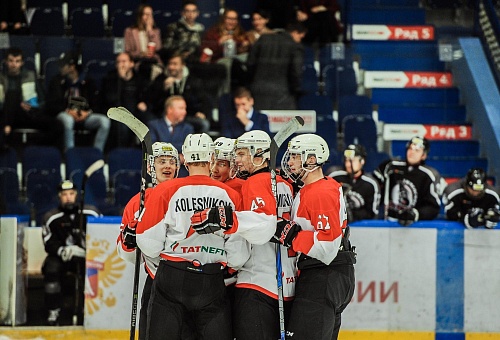 «Авто» объехал конкурентов за лидерство