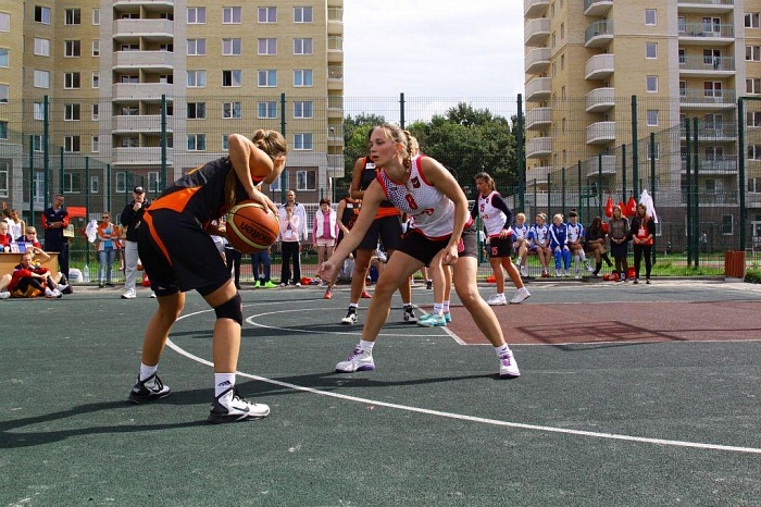 Женщины сразились в стритбол