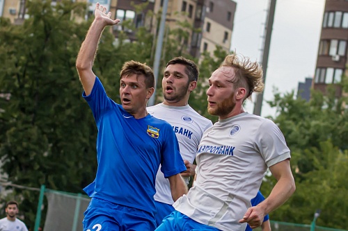 Футболисты «Газпромбанка» ушли от поражения под занавес матча