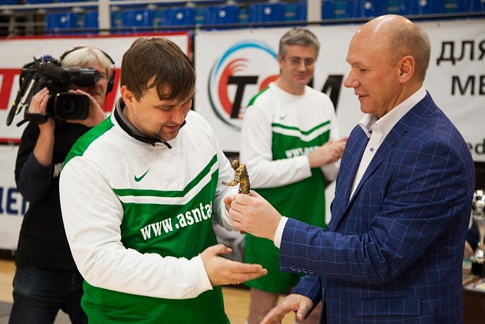 Лучший защитник турнира Евгений ГЛУХОВ (