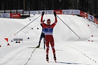 Александр Большунов выиграл гонку свободным стилем на чемпионате России по лыжным гонкам в Тюмени