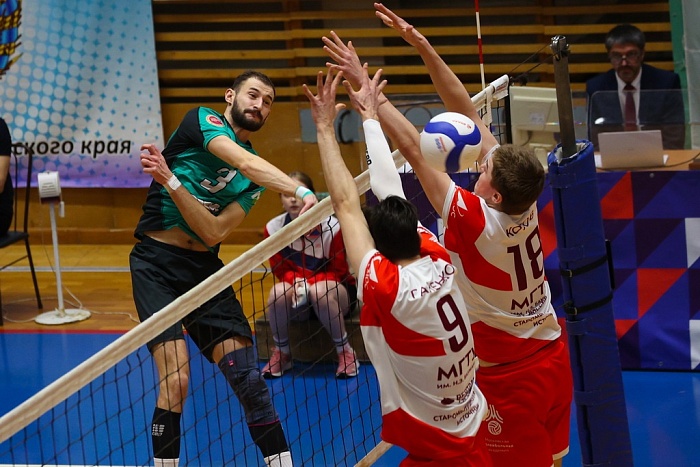 Московский фаворит уступил в Барнауле, а волейболисты «Тюмени» выпали из тройки лидеров