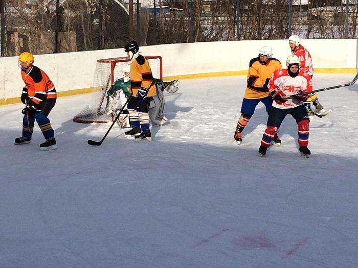 Ветераны встретились на льду в Юргинском