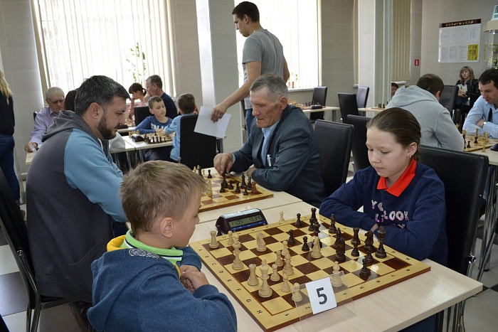 Семьи сразились в шахматы