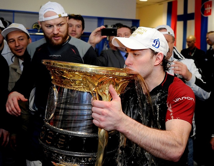 Хоккейный клуб из Норильска подписал просмотровый контракт с Михаилом Анисиным