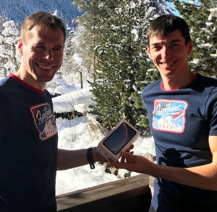 Сергей Устюгов подарил айфон Евгению Белову за эстафету на Кубке мира (ВИДЕО)