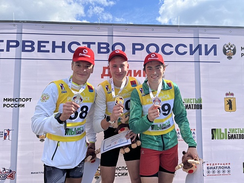 Тюменские биатлонисты блистают на летнем первенстве России в Дёмино: есть уже три медали и море цветов