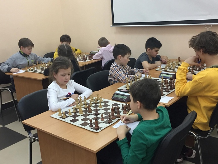 В каникулы вели в атаку шахматные армии