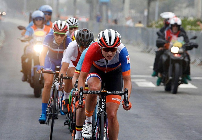 Титулованная велосипедистка мчалась к финишу быстрее всех