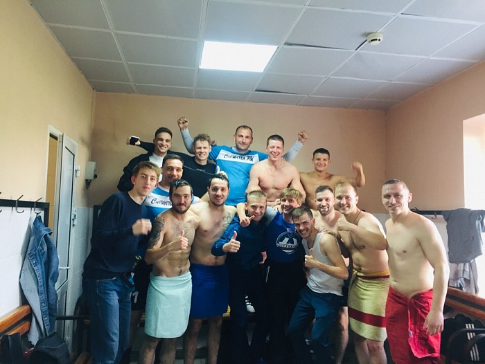 Известному форварду подарили победу!