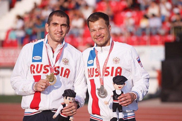 Выиграл награду в барьерном беге