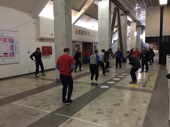 Рубиновцы поработали в холле «Металлурга»