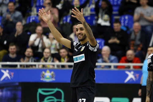 Нападающий мини-футбольного клуба «Тюмень» Карлос Аугусту: «Пока не знаю на сто процентов, как сделать так, чтобы не получить фол, но при этом хорошо заблокировать соперника»