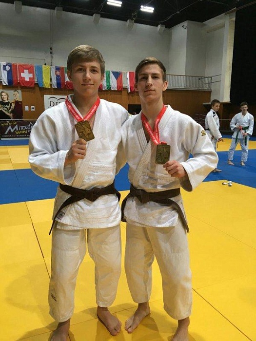 За границей выступили в унисон