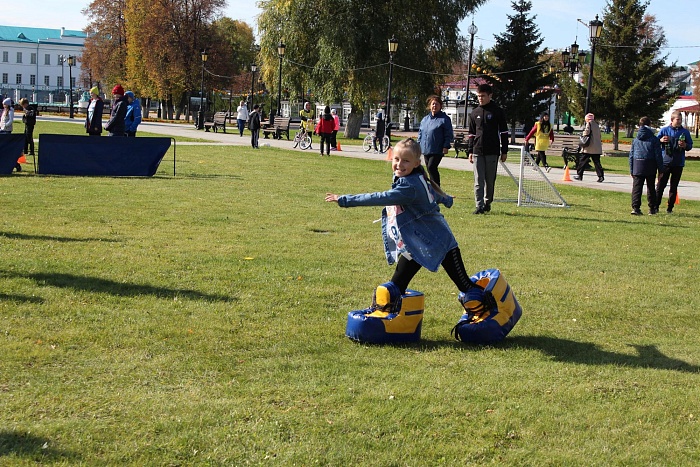 В Тобольске на «Кроссе нации» всем предлагали гигантские кеды