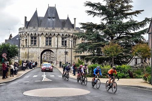 Во Франции проехали классическую гонку