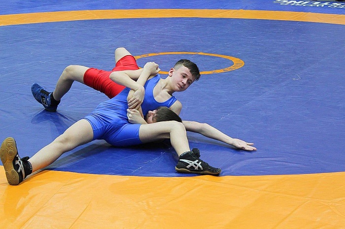 В турнире памяти Юрия Тучина блеснули борцы из Каскары