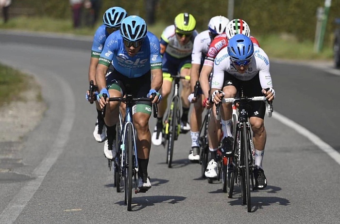 Крутили педали по шоссе «сырной» коммуны