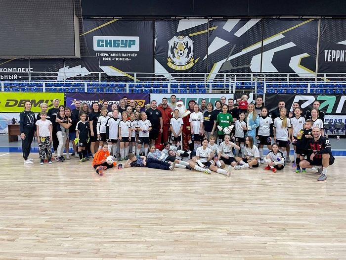 Игрок МФК «Тюмень» и сборной России Камиль Герейханов поздравил юных футболисток с Новым годом!