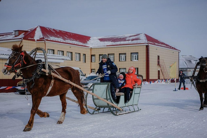 Спортивные семьи мчались до финиша на санях