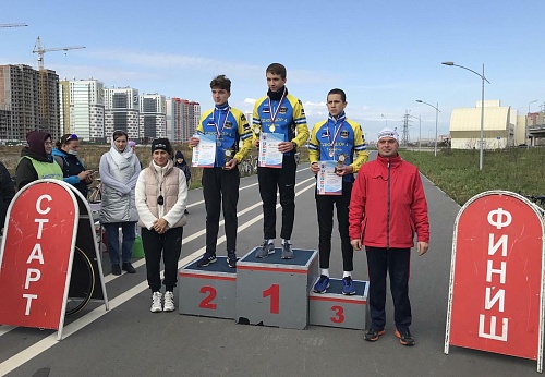 За наградами бежали и мчались на велосипеде