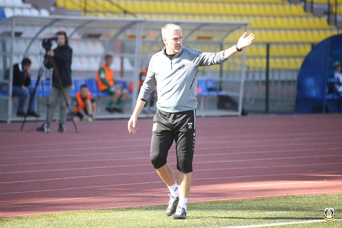 Главный тренер футбольной команды «Тюмень-2007» Николай Иванов: «Попросил нападающего Максима Абакумова поруководить защитой»