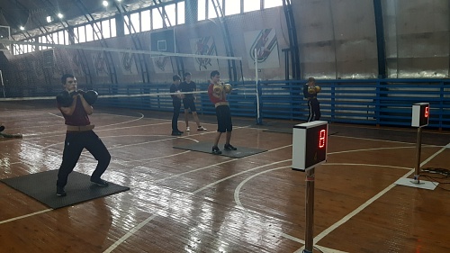 С гирями отличились школьники из Весёлой Гривы