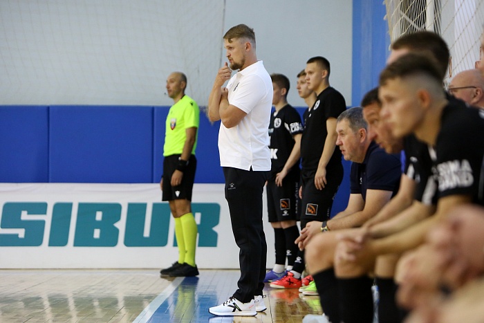 Наставник мини-футбольного клуба «Синара» Павел Чистополов: «Приезд Сергея Абрамова на матч с «Аятом» сразу после пресс-конференции в Екатеринбурге посчитали нецелесообразным»