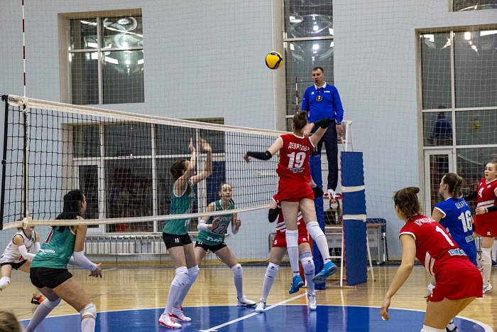 Девяткова и Шварц сыграют за основную команду