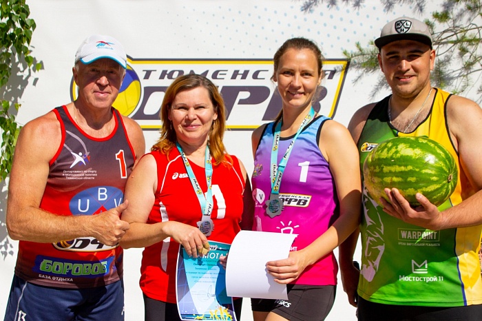 На базе отдыха «Боровое» провели турнир по пляжному волейболу «Связь поколений»