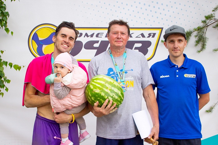 На базе отдыха «Боровое» провели турнир по пляжному волейболу «Связь поколений»