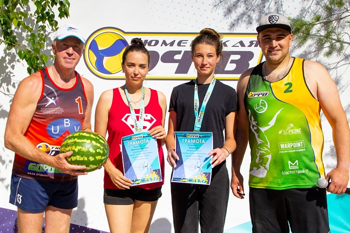 На базе отдыха «Боровое» провели турнир по пляжному волейболу «Связь поколений»