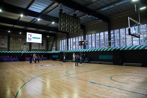 Владимир Якушев и Андрей Кириленко открыли в Тюмени баскетбольную площадку в рамках совместного проекта компании СИБУР и НБА