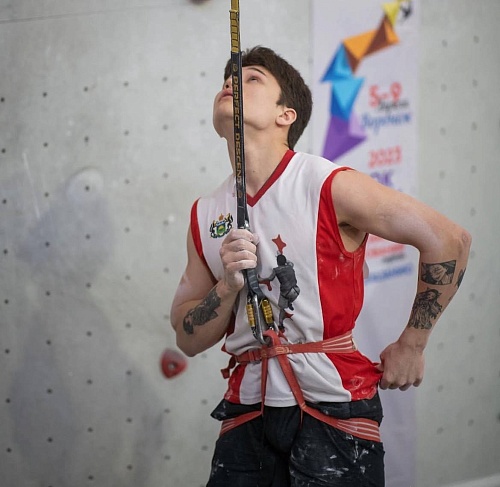 По ощущениям как будто что-то недоделал: скалолаз Иван Земляков прокомментировал новый установленный рекорд России на чемпионате в Перми