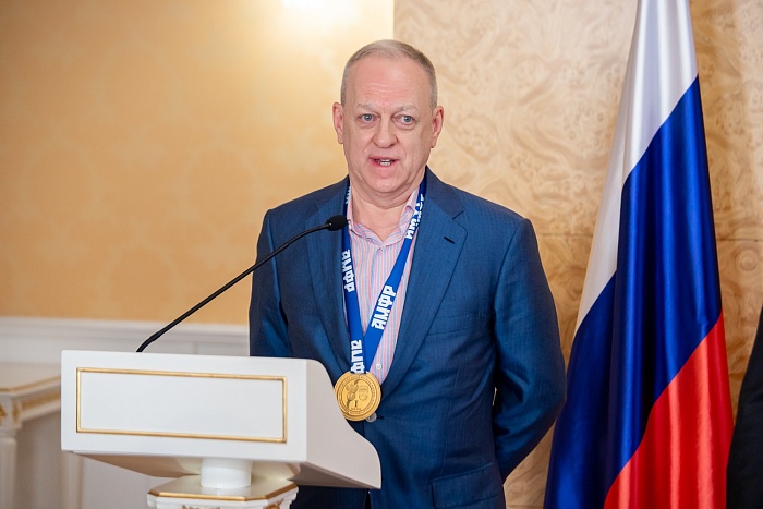 Александр Попов празднует день рождения