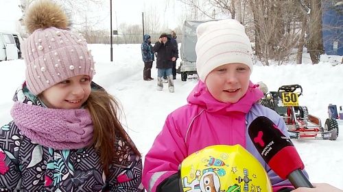 Сюжет о соревнованиях по картингу, где слова заменяет звук моторов