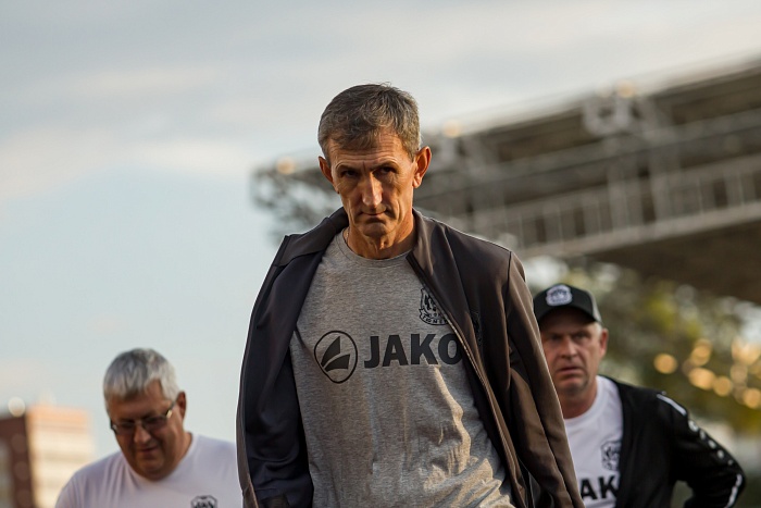Наставник футбольного клуба «Тюмень» Игорь Меньщиков: «На поле были три игрока, каждый из которых забил по пенальти. Видимо, четвёртый человек тоже хотел это сделать»