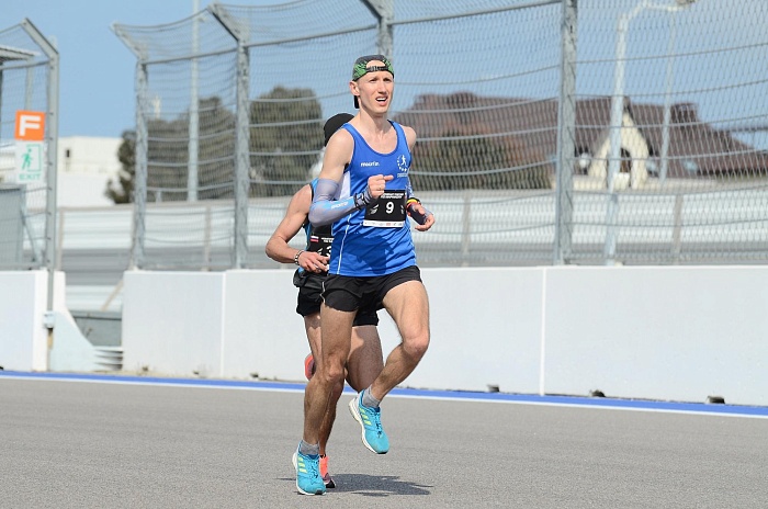 По шоссе добежал до пьедестала Кубка страны