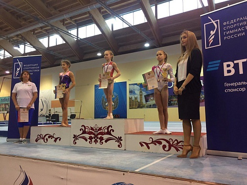 Выиграли медали на бревне и брусьях