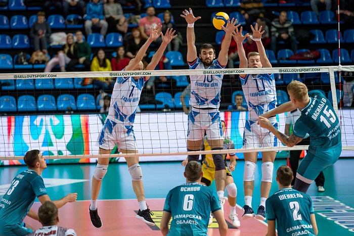 Сургутяне одержали первую победу