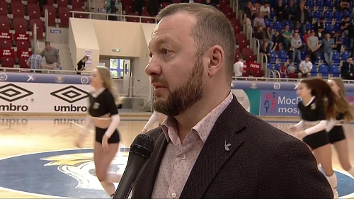 Сергей Скорович в перерыве второго матча МФК "Тюмень" - "Синара"