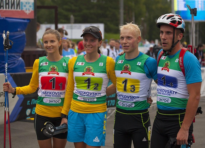 Сборная Украины - серебряный призёр микста. Фото Антона САКЕРИНА