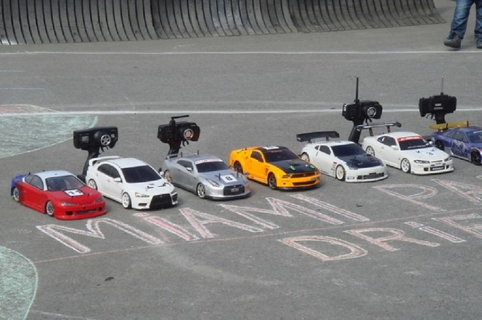 На кордодроме мчались автомодели