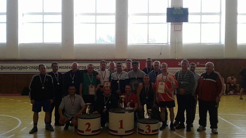 Футболисты закрыли сезон в формате «мини»