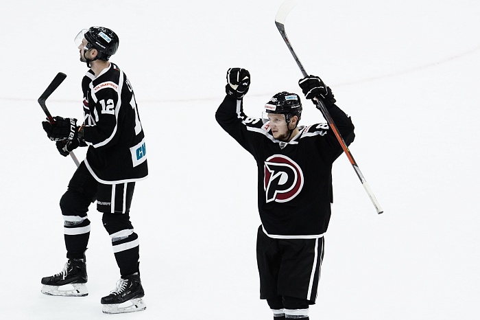 Нападающий хоккейного клуба «Рубин» Алексей Митрофанов : «Сначала играли неважно, но потом  перехватили инициативу»